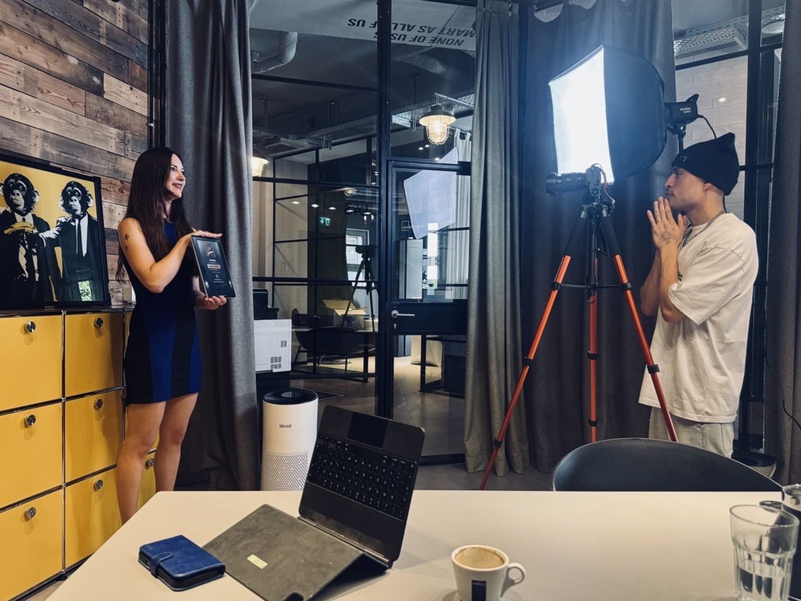 Fotoshooting im Studio: eine gerahmte Award-Urkunde wird abfotografiert