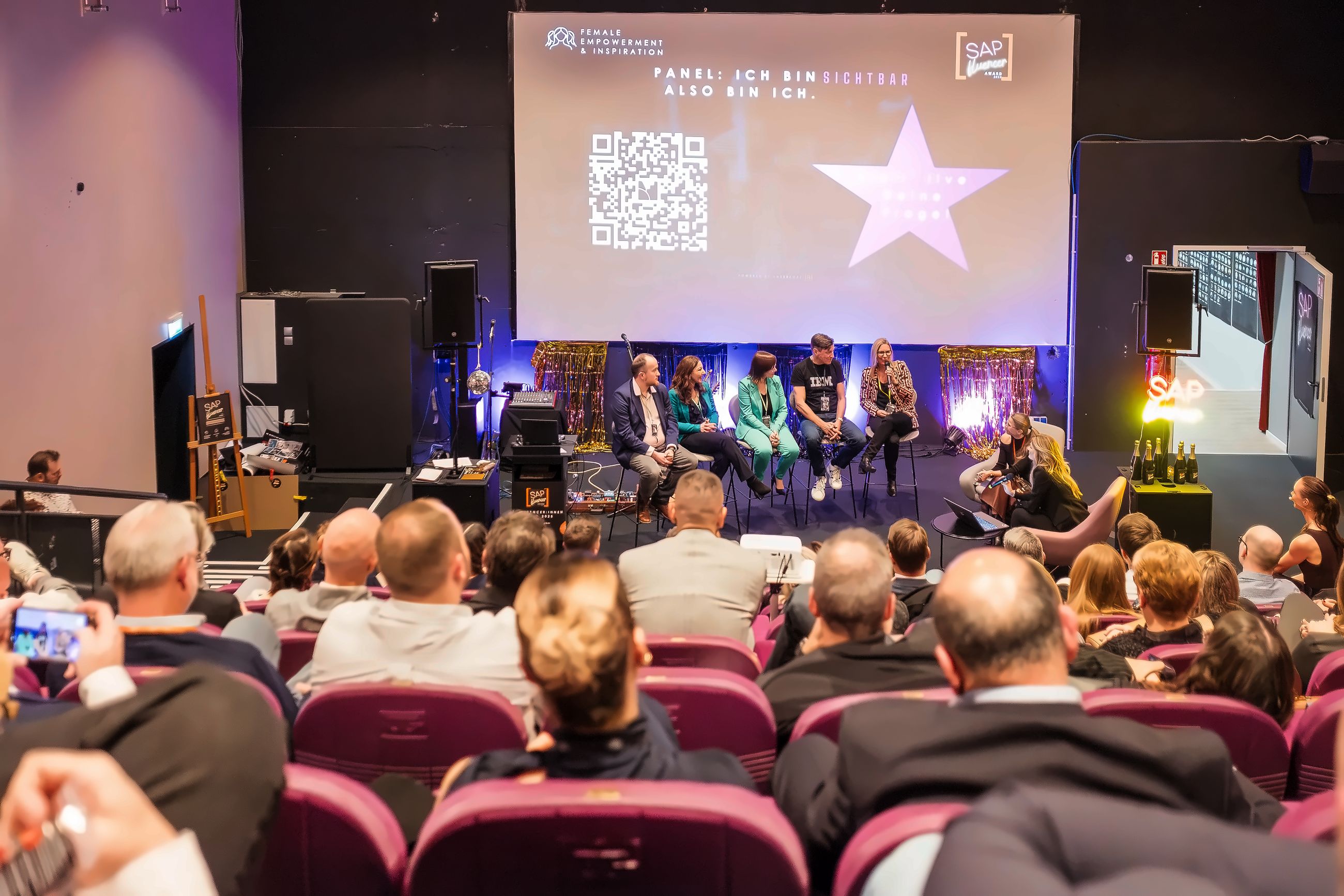 Panel auf der Bühne des Pioneers Theatre vor vollem Saal beim SAPfluencer Award 2025 in Bielefeld